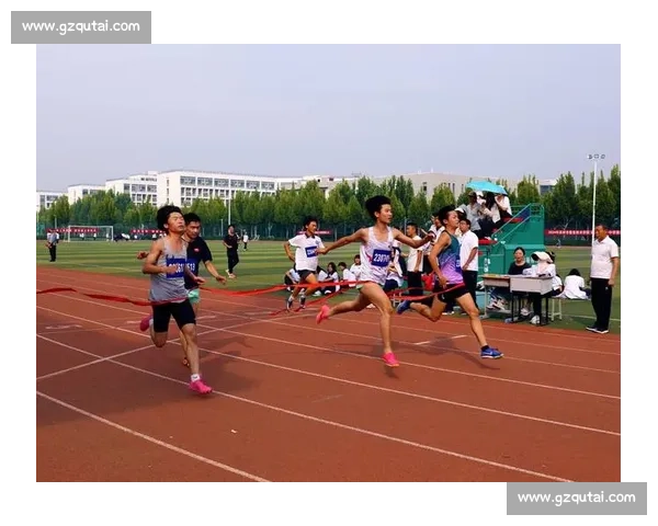甘肃省第六届中学生运动会田径比赛激情开赛 陇原少年雨中角逐青春速度与力量